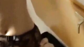 Heiße deutsche Brünette im POV-Blowjob mit Sperma auf den Titten