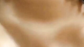 Heiße deutsche Brünette im POV-Blowjob mit Sperma auf den Titten