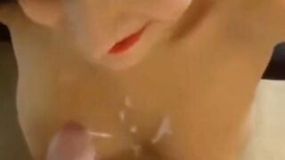 Heiße deutsche Brünette im POV-Blowjob mit Sperma auf den Titten