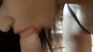 Heiße deutsche Brünette im POV-Blowjob mit Sperma auf den Titten