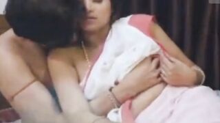 Desi Jamai Ne Sasu Maa Ko Akele Room Me Chudai Kari