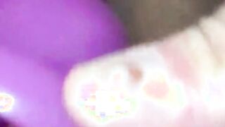 Högljudd svensk MILFs orgasm med dildo