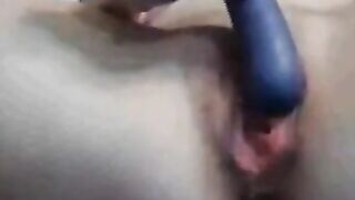 Deutsche reife Frau spielt vor der Webcam mit einem Vibrator
