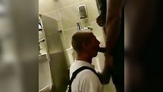 Hunk Gets Amateur Blowjob With Cum Tribute