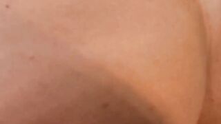 morena culona follada en la cocina por su compañero de piso se traga toda la leche ｜