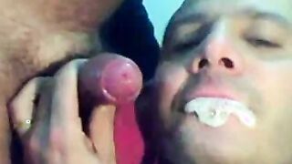 Amateur Maduro se Corre en la Boca de un Oso Tragón