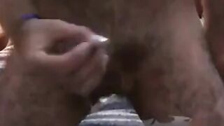 Peludo se pajea solo en casa