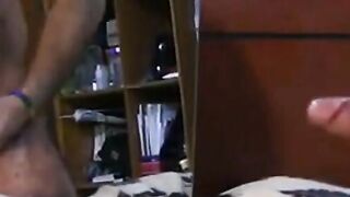 Peludo se pajea solo en casa