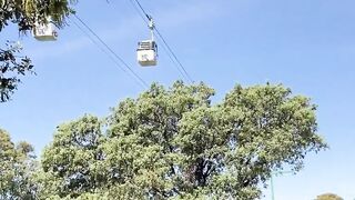 paseo en teleferico en la casa de campo de Madrid con tetona termina en mamada