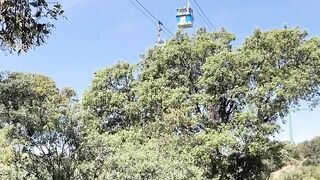 paseo en teleferico en la casa de campo de Madrid con tetona termina en mamada