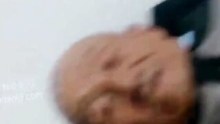 Vieil homme asiatique se masturbe en solo