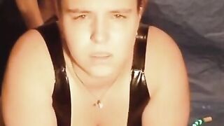 Latex-Lady mit großen Titten hat einen Orgasmus