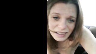 La milfona incinta cavalca il cambio della macchina