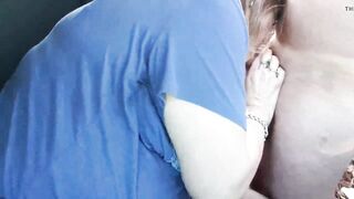 Aiuta il guardone a sborrare mentre il marito filma tutto