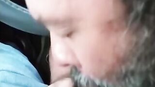 Auto-Blowjob: Junger Amateur bekommt einen Blowjob von einem Älteren Mann