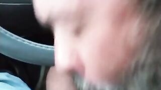 Auto-Blowjob: Junger Amateur bekommt einen Blowjob von einem Älteren Mann