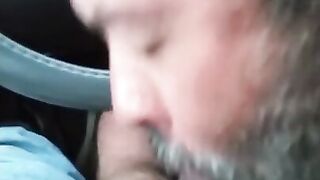 Auto-Blowjob: Junger Amateur bekommt einen Blowjob von einem Älteren Mann