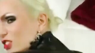 Blonde deutsche Amateurin in Latex wird gefickt