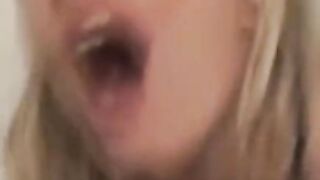 Deutscher blonder Amateur nimmt Gesichtsbehandlung