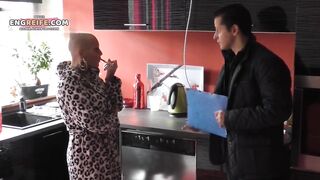 Riesige Bruste Milf saugt und fickt jungen Mann