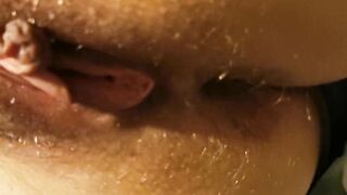 Une pute qui suce ma bite.