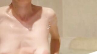 Mince adulte dans la baignoire - Seins et tétons