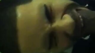 Chupando Rolão no Banheiro - Sexo Oral Amador