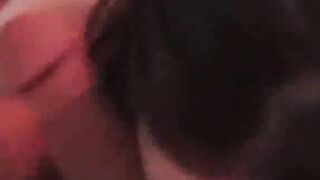 Versautes Luder spielt mit fremdem Schwanz