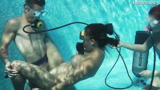 Swimming pool Bae 3-way with orgasms
