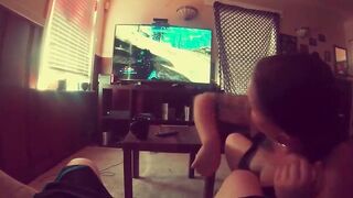 Ich sauge Fick meinen Stiefbruder, wahrend er spielt