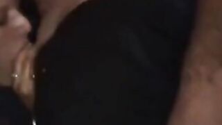 Deutsche Amateurin mit großen Titten, Creampie-Gangbang in einem Rave-Club