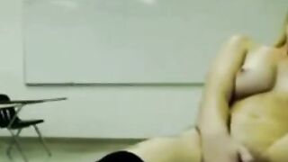 College Girl Masturbates on Webcam