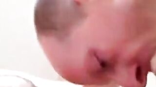 Osos amateurs follando duro en la cama