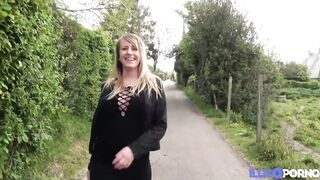 Claudia, mom chaude et Bombshell, se fait prendre en double par deux