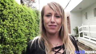 Claudia, mom chaude et Bombshell, se fait prendre en double par deux