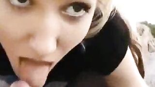 Domina in Strumpfhose tritt auf seinen Schwanz
