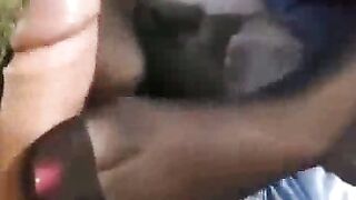 Domina in Strumpfhose tritt auf seinen Schwanz
