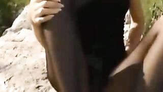 Domina in Strumpfhose tritt auf seinen Schwanz