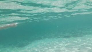 Jeune couple se fait surprendre à baiser dans l'eau -