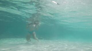 Jeune couple se fait surprendre à baiser dans l'eau -