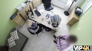 VIP4K. Agradable jovencita da una cabeza y abre las piernas en la