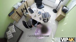 VIP4K. Agradable jovencita da una cabeza y abre las piernas en la