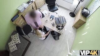 VIP4K. Agradable jovencita da una cabeza y abre las piernas en la