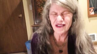 La nonna succhia il cazzo mentre cavalca un sex sex toy