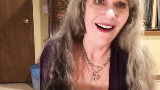 La nonna succhia il cazzo mentre cavalca un sex sex toy