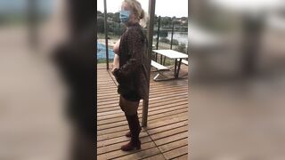 La bourgeoise s'exhibe pendant le confinement