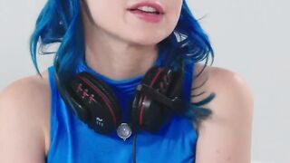 GIRLSWAY - Vulgar Charly Summer Helps Her Gamer Roommate Jewelz Blu to Focus by Eating Her Vagina