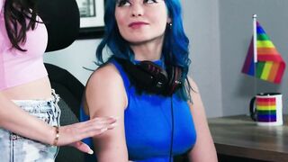 GIRLSWAY - Vulgar Charly Summer Helps Her Gamer Roommate Jewelz Blu to Focus by Eating Her Vagina