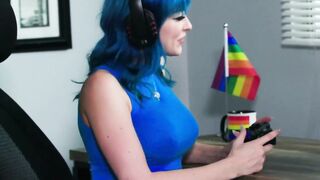 GIRLSWAY - Vulgar Charly Summer Helps Her Gamer Roommate Jewelz Blu to Focus by Eating Her Vagina