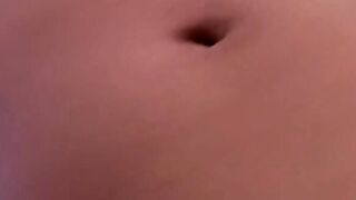 Geile Schaanheit treibt es auf der Treppe